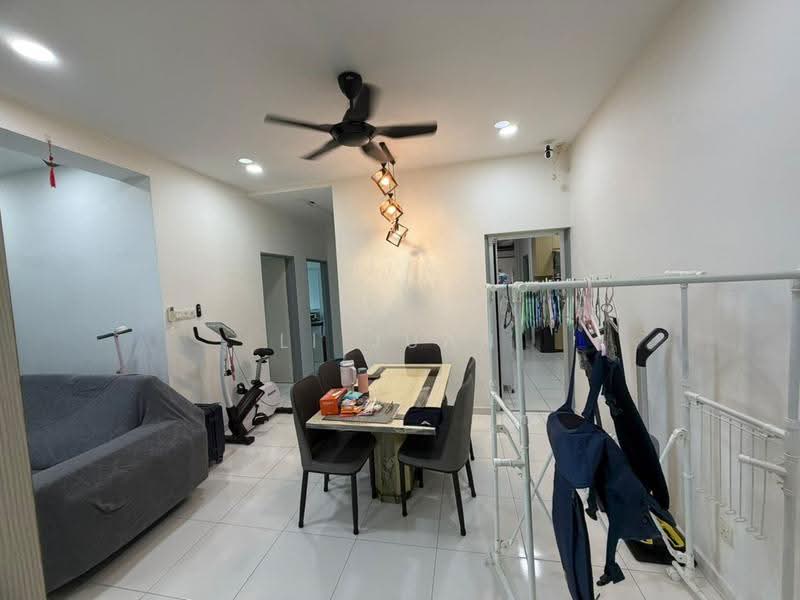 Kediaman Servis untuk Dijual di Sky Gardens Residences - Li Juan - Living Room - PropertyGuru.com.my
