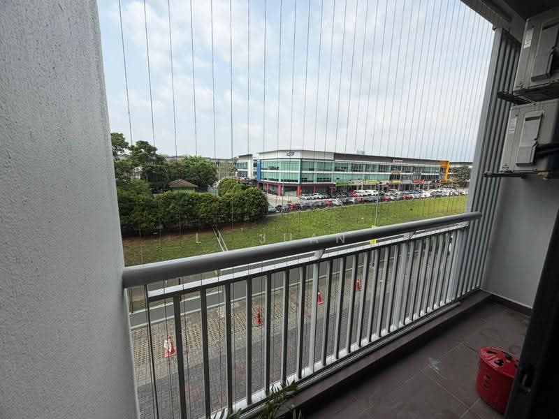Kediaman Servis untuk Dijual di Sky Gardens Residences - Li Juan - Balcony - PropertyGuru.com.my