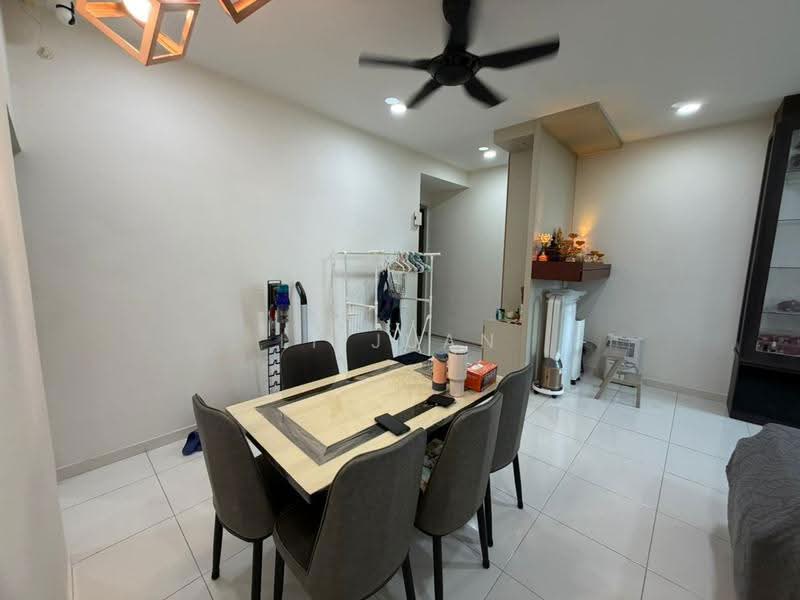 Kediaman Servis untuk Dijual di Sky Gardens Residences - Li Juan - Dining Room - PropertyGuru.com.my