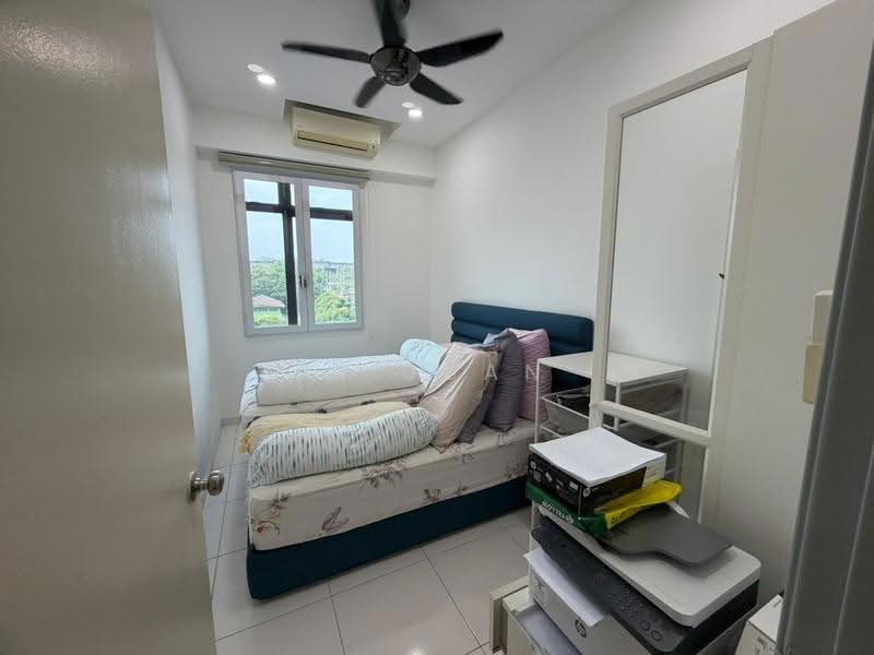 Kediaman Servis untuk Dijual di Sky Gardens Residences - Li Juan - Bedroom - PropertyGuru.com.my