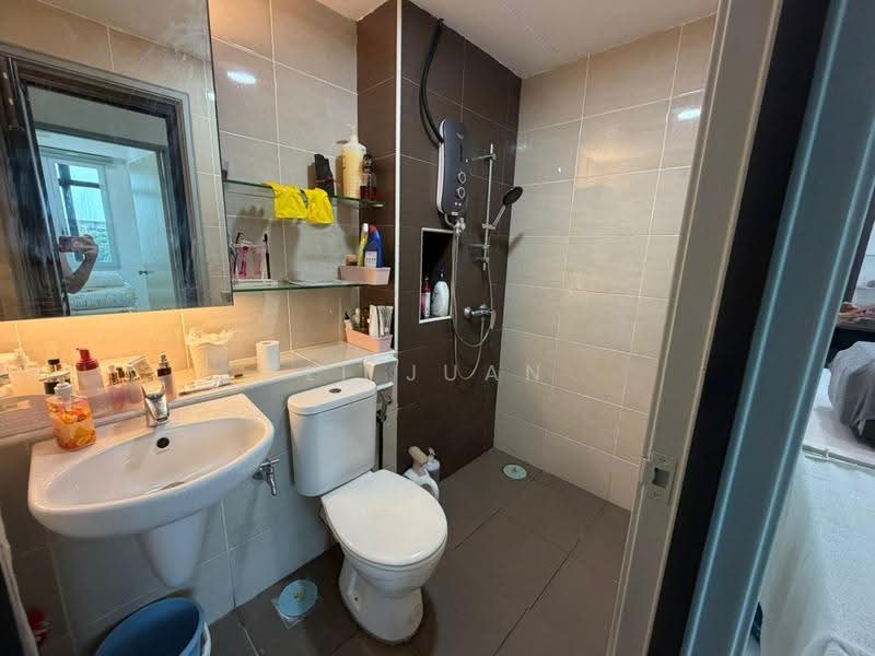 Kediaman Servis untuk Dijual di Sky Gardens Residences - Li Juan - Bathroom - PropertyGuru.com.my