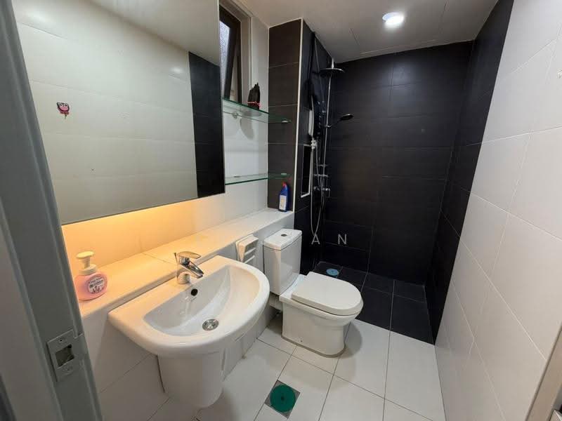 Kediaman Servis untuk Dijual di Sky Gardens Residences - Li Juan - Bathroom - PropertyGuru.com.my