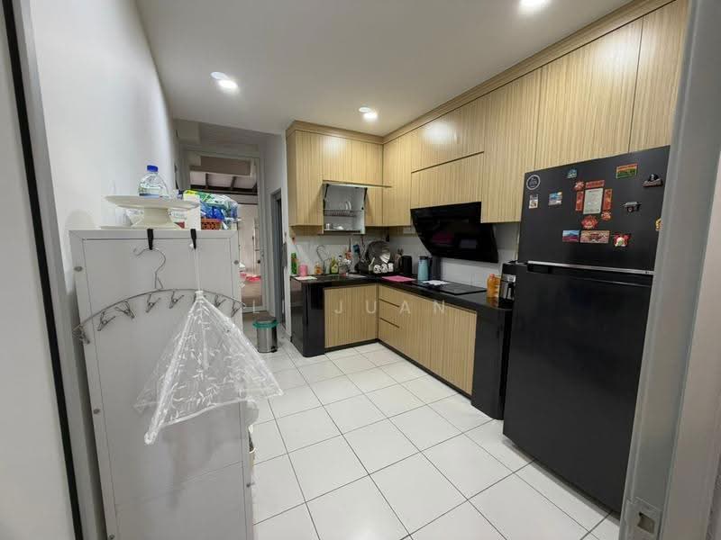 Kediaman Servis untuk Dijual di Sky Gardens Residences - Li Juan - Kitchen - PropertyGuru.com.my