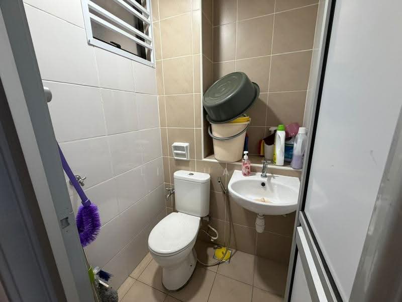 Kediaman Servis untuk Dijual di Sky Gardens Residences - Li Juan - Bathroom - PropertyGuru.com.my