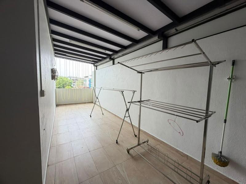 Kediaman Servis untuk Dijual di Sky Gardens Residences - Li Juan - Balcony - PropertyGuru.com.my