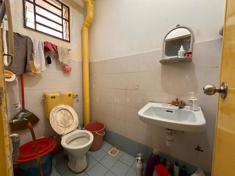 Pangsapuri untuk Dijual di Taman Seri Setanggi - JY NYO - Bathroom - PropertyGuru.com.my
