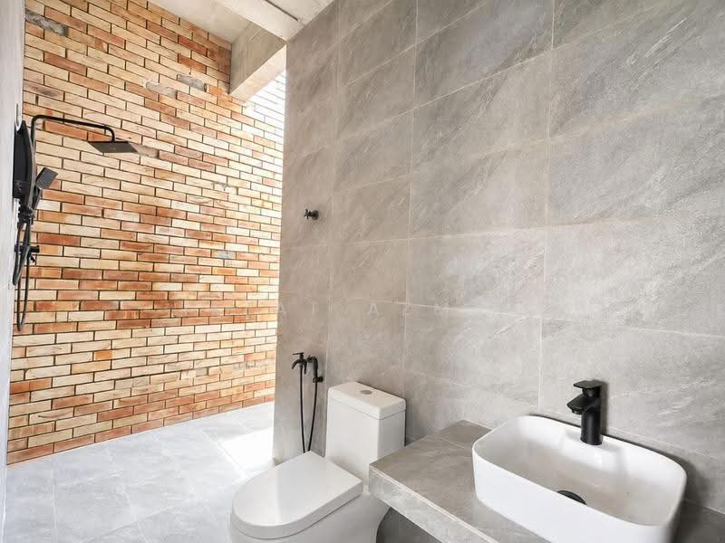 Bungalow House for Sale in Pekan (Pahang) - Izzat Azman - Bathroom - PropertyGuru.com.my