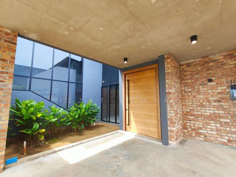Bungalow House for Sale in Pekan (Pahang) - Izzat Azman - Entrance - PropertyGuru.com.my