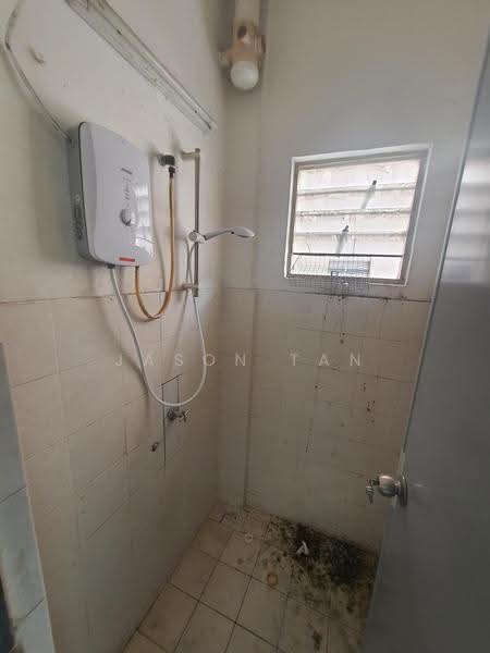 Pangsapuri untuk Disewa di Puchong Utama Court 2 - Jason Tan - Bathroom - PropertyGuru.com.my