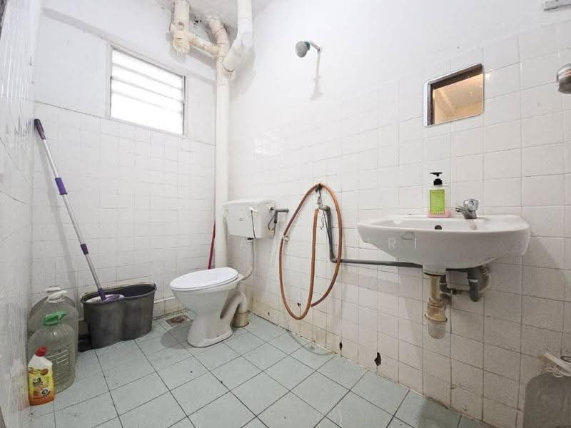 Rumah Flat untuk Dijual di Flat Danau Kota - Azura Hariri - Bathroom - PropertyGuru.com.my