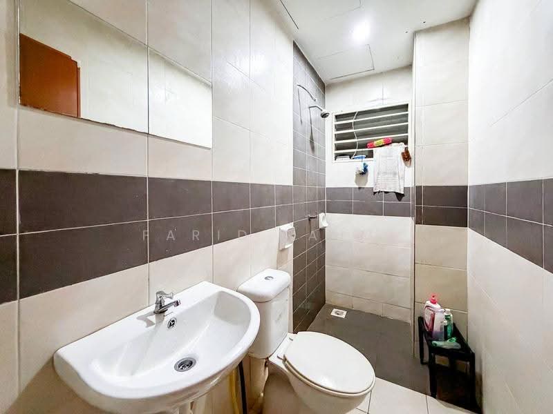 Pangsapuri untuk Dijual di Putra Suria Residence - Farid Fahmi - Bathroom - PropertyGuru.com.my