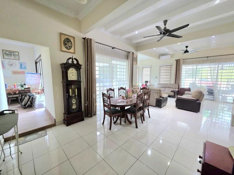 2-storey Terraced House for Sale in Puncak Bestari (Puncak Alam) - SITI KHAIRIYAH JAAFAR - Living Room - PropertyGuru.com.my