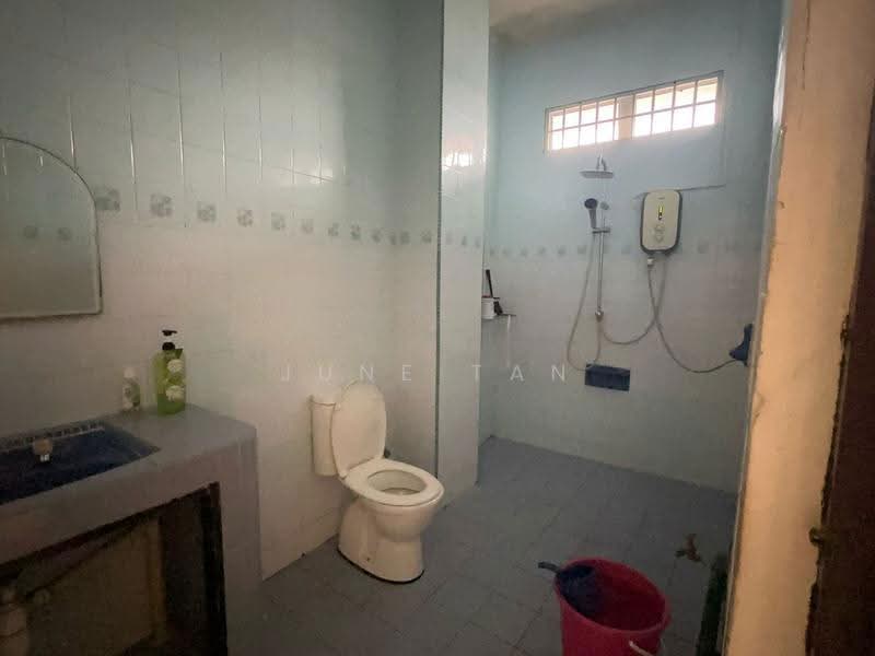 Rumah Berkembar untuk Dijual di Taman Bukit Kempas (Tampoi) - June Tan - Bathroom - PropertyGuru.com.my