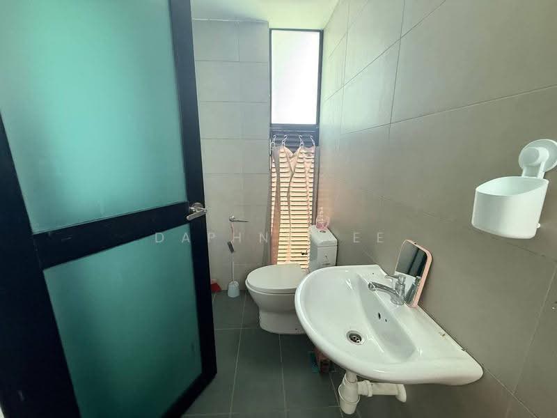 Rumah Teres 2-Tingkat untuk Dijual di Bandar Seri Alam (Masai) - Daphne Lee - Bathroom - PropertyGuru.com.my