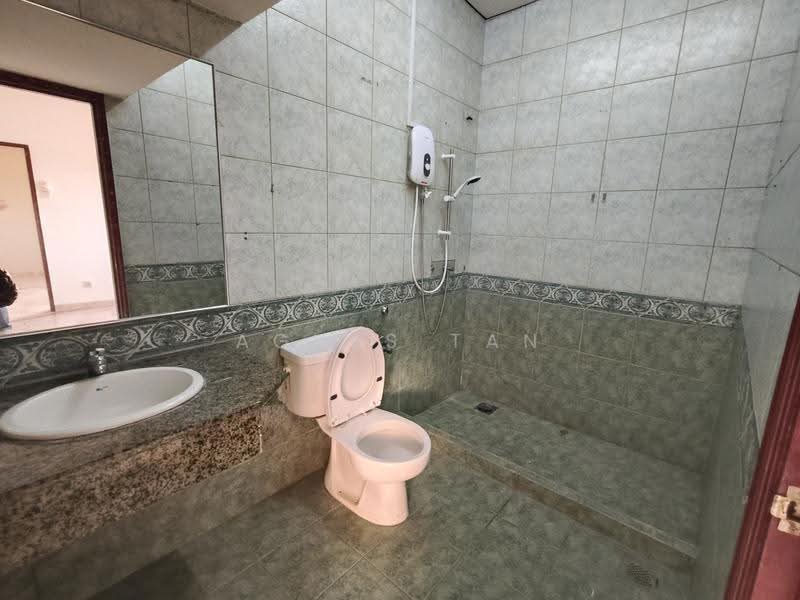 Semi-Detached House for Rent in Taman United (Jalan Klang Lama (Old Klang Road)) - Agnes Tan - Bathroom - PropertyGuru.com.my