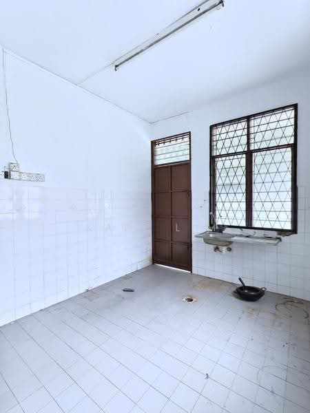 Semi-Detached House for Sale in Taman Bukit Kempas (Tampoi) - Karl Lim - Kitchen - PropertyGuru.com.my