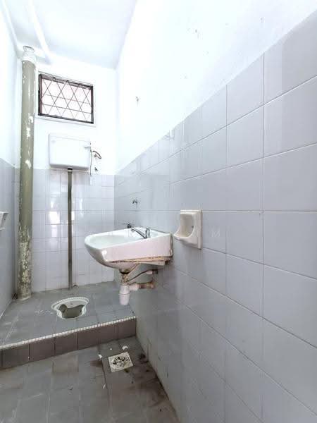 Semi-Detached House for Sale in Taman Bukit Kempas (Tampoi) - Karl Lim - Bathroom - PropertyGuru.com.my