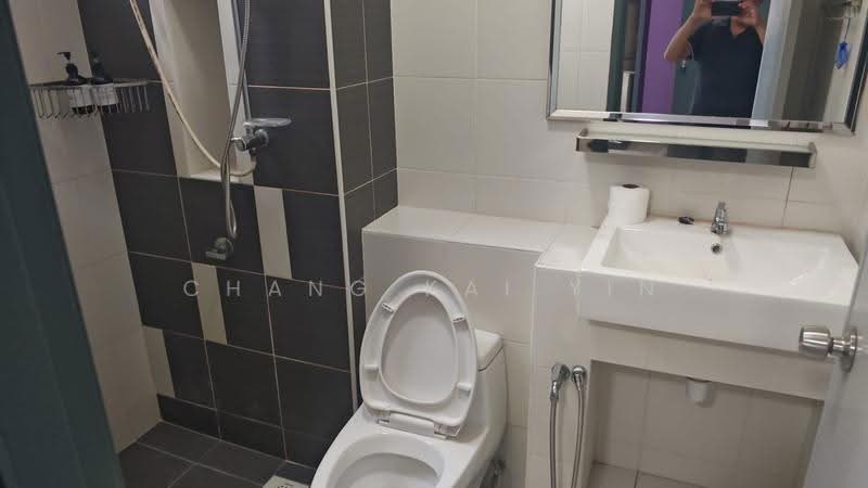 Kediaman Servis untuk Dijual di D'Ambience Residences (Pangsapuri Ikatan Flora) - Chang Kai Yin - Bathroom - PropertyGuru.com.my