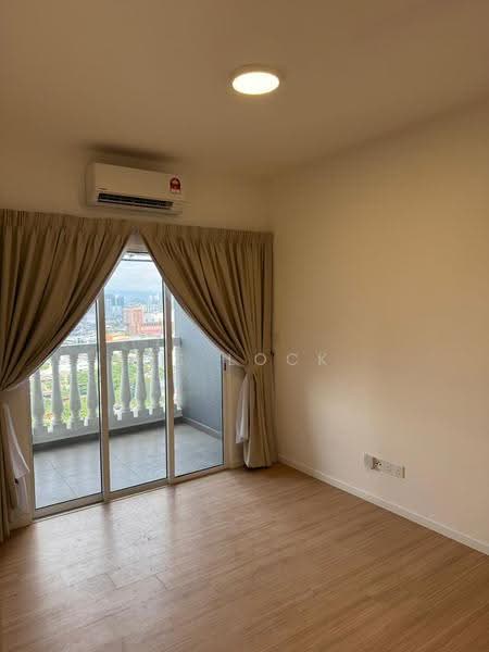 Kediaman Servis untuk Dijual di Tuan 2egacy - YS Lock - Balcony - PropertyGuru.com.my
