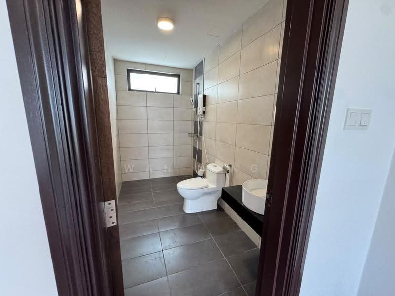 Kediaman Servis untuk Dijual di Molek Regency - Wan Ning - Bathroom - PropertyGuru.com.my