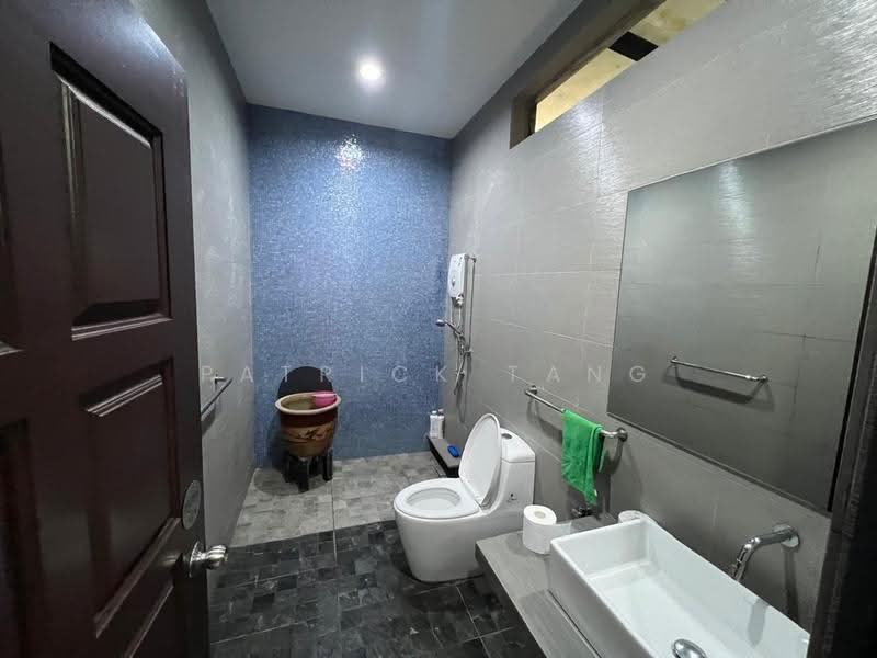 Rumah Berkembar untuk Dijual di Bukit Bendera (Ayer Itam) - Patrick Tang - Bathroom - PropertyGuru.com.my
