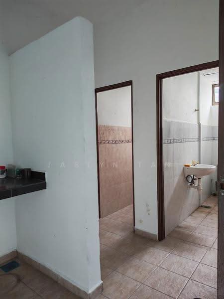 Kilang Berkembar untuk Disewa di Taman Desa Cemerlang (Ulu Tiram) - Jaslyn Tan - Bathroom - PropertyGuru.com.my
