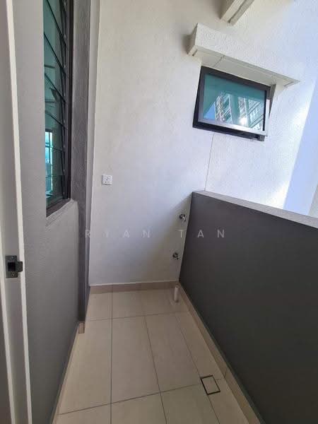 Kediaman Servis untuk Dijual di Citizen 2 - Ryan Tan - Balcony - PropertyGuru.com.my