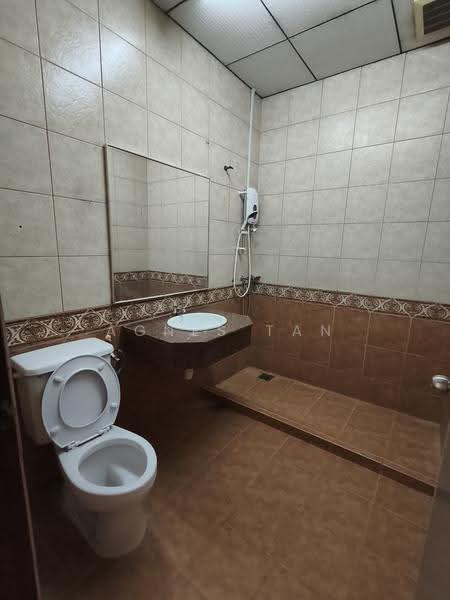 Semi-Detached House for Sale in Taman United (Jalan Klang Lama (Old Klang Road)) - Agnes Tan - Bathroom - PropertyGuru.com.my