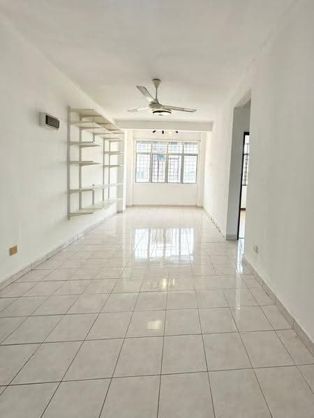 Pangsapuri untuk Dijual di Wira Apartment, Taman Tun Perak - Arif MS - Living Room - PropertyGuru.com.my