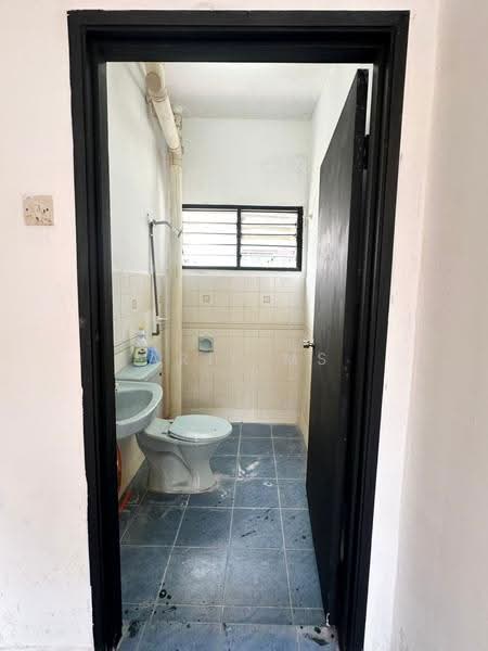 Pangsapuri untuk Dijual di Wira Apartment, Taman Tun Perak - Arif MS - Bathroom - PropertyGuru.com.my