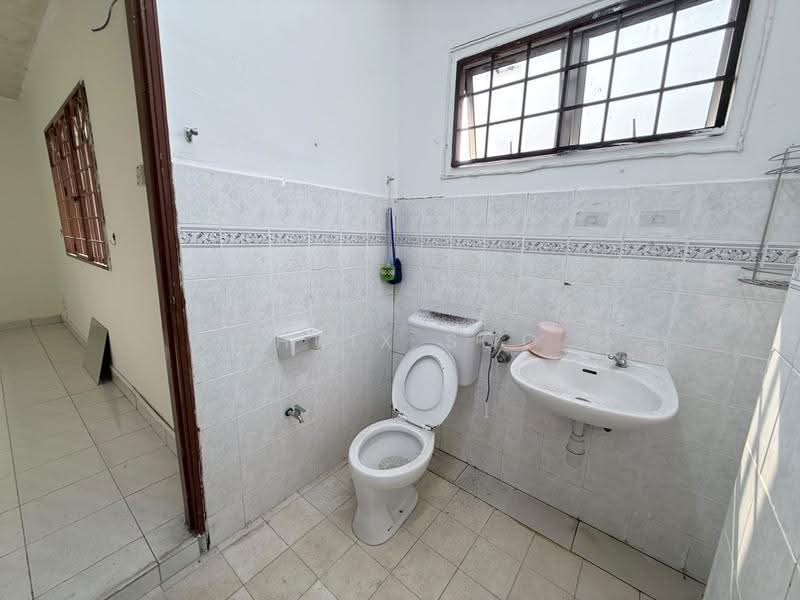 Rumah Teres 2-Tingkat untuk Disewa di Desa Casuarina (Nilai) - Chrix Soo - Bathroom - PropertyGuru.com.my