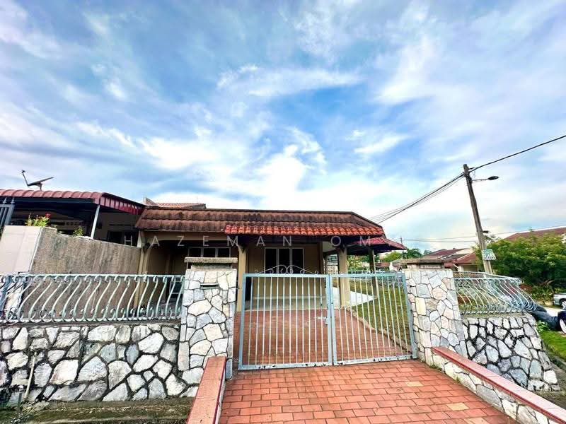 Rumah Teres 1-Tingkat untuk Dijual di Kelana Jaya (Petaling Jaya) - Hazeman Omar - Exterior - PropertyGuru.com.my