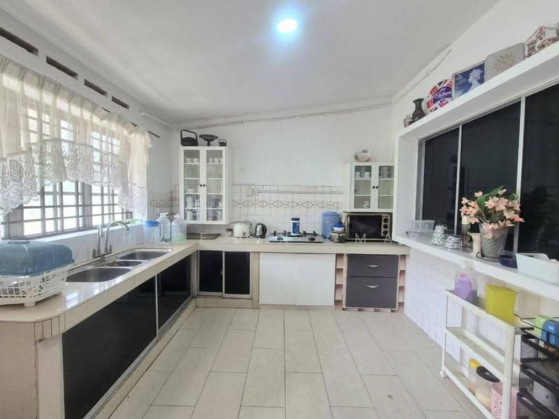 1-storey Terraced House for Sale in Taman Petaling (Klang) - Hazeman Omar - Kitchen - PropertyGuru.com.my