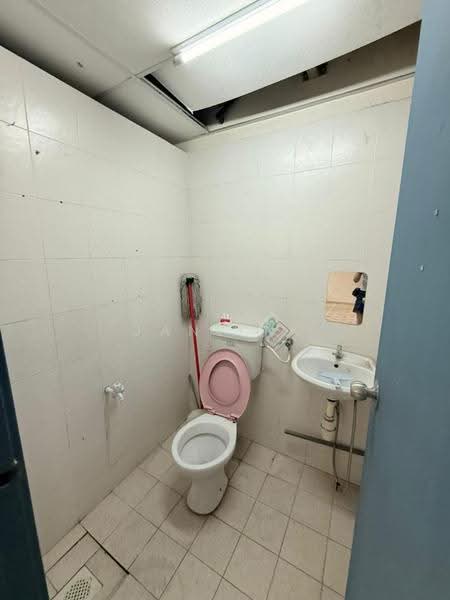 Kedai untuk Disewa di Pusat Perniagaan Raja Uda (Butterworth) - Jane Ng - Bathroom - PropertyGuru.com.my