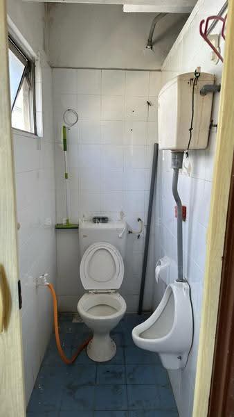 Pejabat untuk Disewa di Pusat Perdagangan Seri Kembangan (Seri Kembangan) - Benny Lee - Bathroom - PropertyGuru.com.my