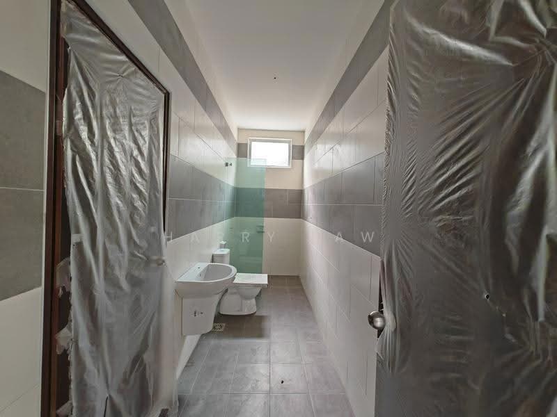 Semi-Detached House for Sale in Taman Batu Berendam Putra (Batu Berendam) - Harry Law - Bathroom - PropertyGuru.com.my