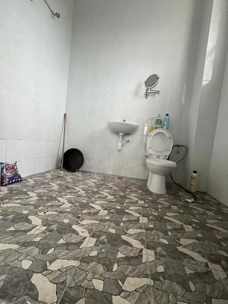Semi-Detached House for Sale in Sepang (Selangor) - Mohd Ridhwan Richard Abdullah - Bathroom - PropertyGuru.com.my