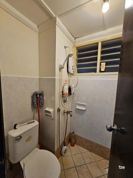 Pangsapuri untuk Dijual di Permas Ville Apartment - KS Tan - Bathroom - PropertyGuru.com.my