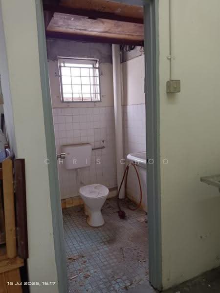 Factory for Sale in Jalan Klang Lama (Old Klang Road) (Kuala Lumpur) - Chris Choo - Bathroom - PropertyGuru.com.my