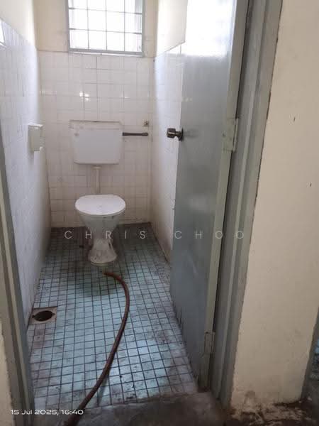 Factory for Sale in Jalan Klang Lama (Old Klang Road) (Kuala Lumpur) - Chris Choo - Bathroom - PropertyGuru.com.my