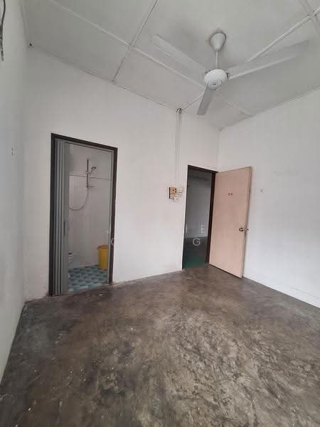 2-storey Terraced House for Rent in Taman Overseas Union (Taman Oug) (Jalan Klang Lama (Old Klang Road)) - Jackie Chong - Bathroom - PropertyGuru.com.my