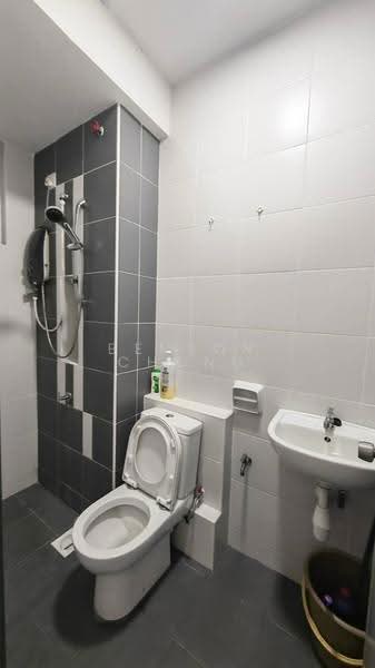 Kediaman Servis untuk Dijual di D'Ambience Residences (Pangsapuri Ikatan Flora) - Benson Chong - Bathroom - PropertyGuru.com.my