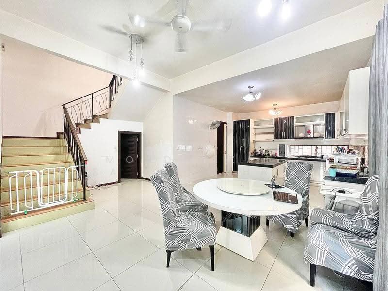 Rumah Berkembar untuk Dijual di Taman Tropika 2 (Kajang) - Mohd Aizat Saiful Bahri - Living Room - PropertyGuru.com.my