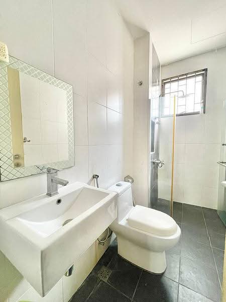 Rumah Berkembar untuk Dijual di Taman Tropika 2 (Kajang) - Mohd Aizat Saiful Bahri - Bathroom - PropertyGuru.com.my
