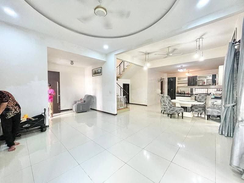 Rumah Berkembar untuk Dijual di Taman Tropika 2 (Kajang) - Mohd Aizat Saiful Bahri - Living Room - PropertyGuru.com.my