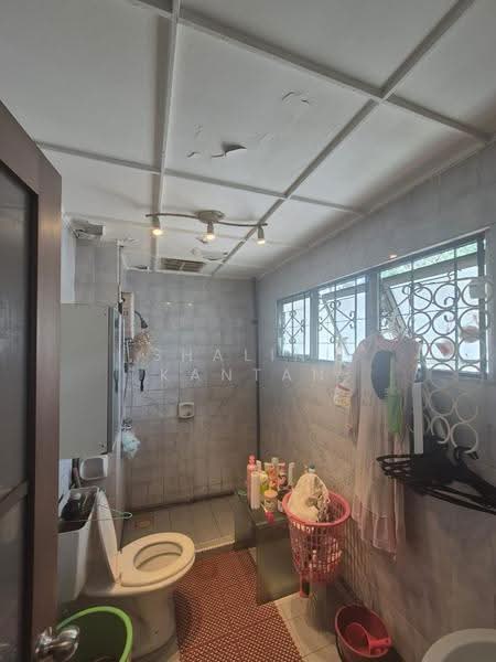 Rumah Berkembar untuk Dijual di Damansara Heights (Kuala Lumpur) - Shalini Kantan - Bathroom - PropertyGuru.com.my