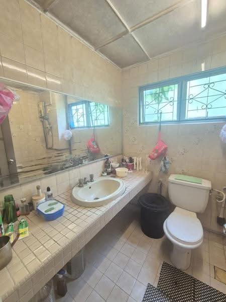 Rumah Berkembar untuk Dijual di Damansara Heights (Kuala Lumpur) - Shalini Kantan - Bathroom - PropertyGuru.com.my