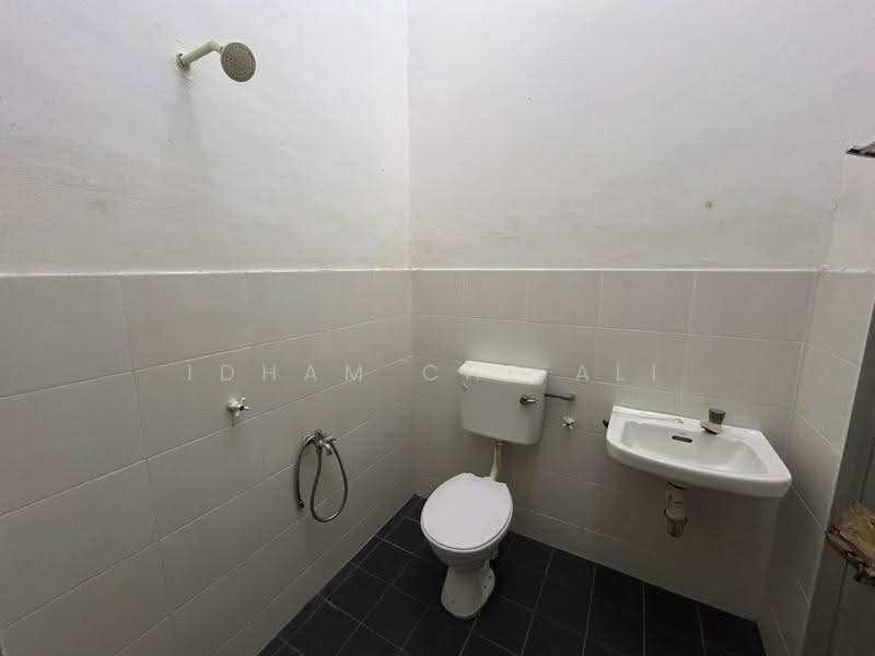 Terraced House for Sale in Kuantan (Pahang) - Idham Che'Ali - Bathroom - PropertyGuru.com.my
