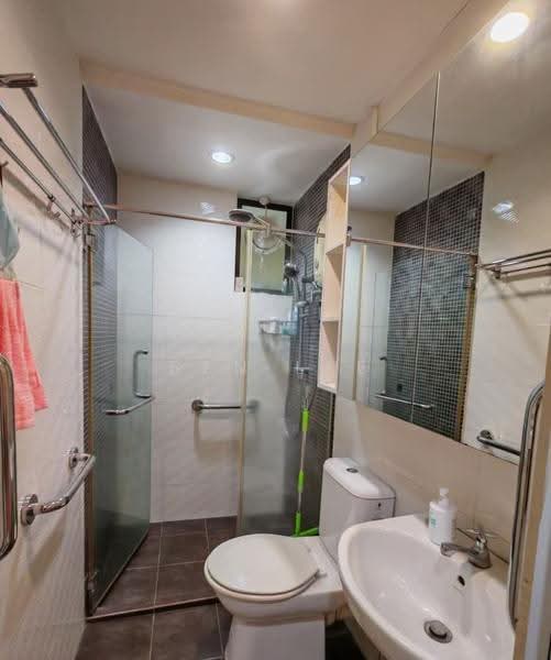 Pangsapuri untuk Dijual di Lavinia Apartments - Ben Lee - Bathroom - PropertyGuru.com.my
