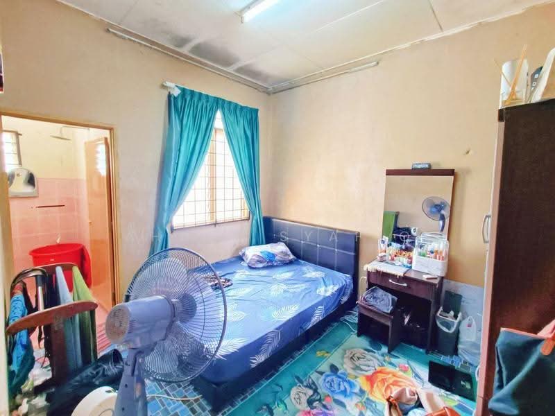 Rumah Teres 2-Tingkat untuk Dijual di Taman Senohong (Jeram) - Ahmad Syafiq - Bedroom - PropertyGuru.com.my
